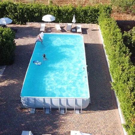 בית נופש Trulli Di Rosa לוקורוטונדו