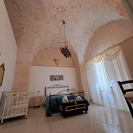 Trulli Di Rosa 로코로톤도