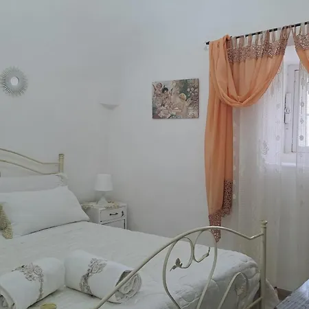 Trulli Di Rosa * לוקורוטונדו