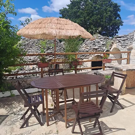 Trulli Di Rosa לוקורוטונדו