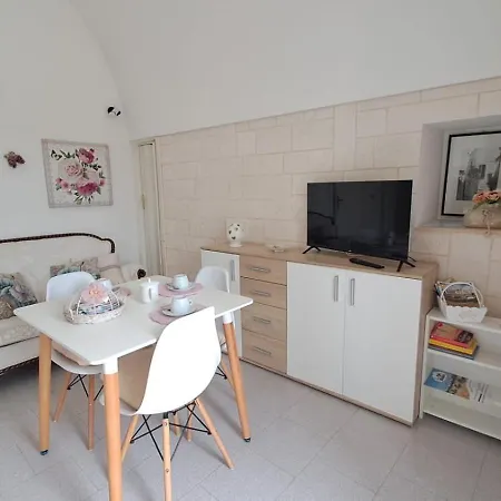 בית נופש Trulli Di Rosa לוקורוטונדו