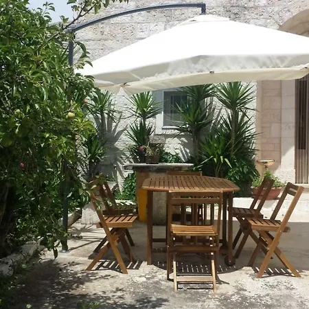 בית נופש Trulli Di Rosa לוקורוטונדו