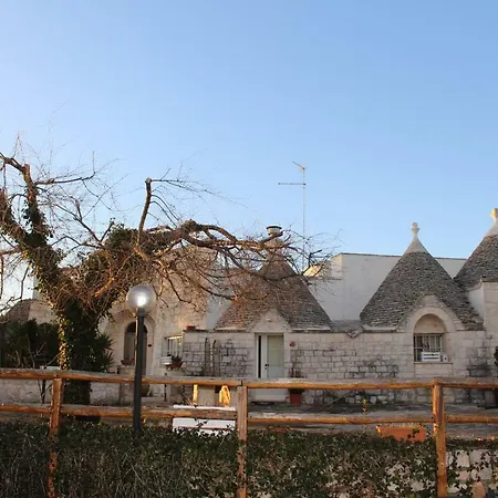 Trulli Di Rosa * لوكوروتوندو
